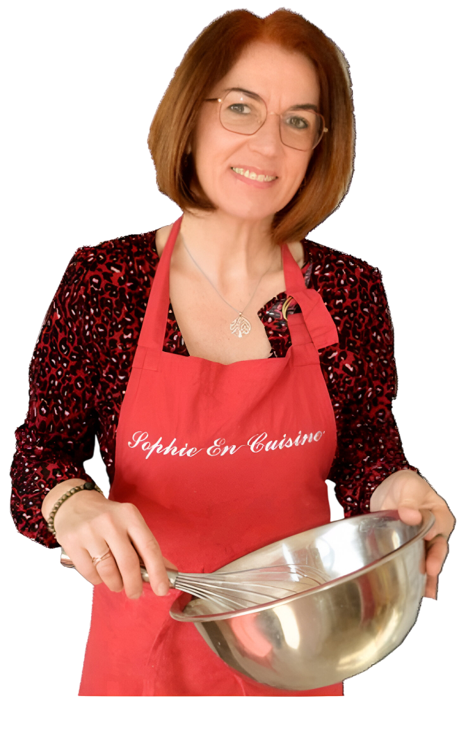 Pâtissière souriante décorant un gâteau